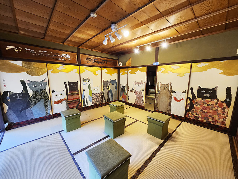 猫猫寺の招き猫の間の風景