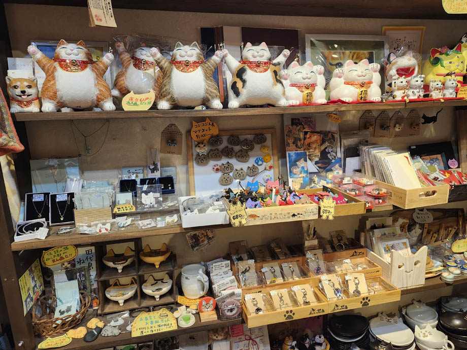 猫猫寺の雑貨が販売されているスペース