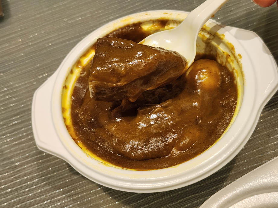 オーベルジーヌのカレーソース、スプーンで取ったところ