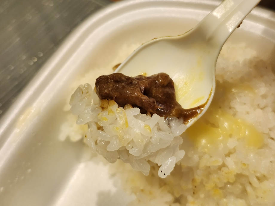 オーベルジーヌのビーフとライスをスプーンで取ったところ