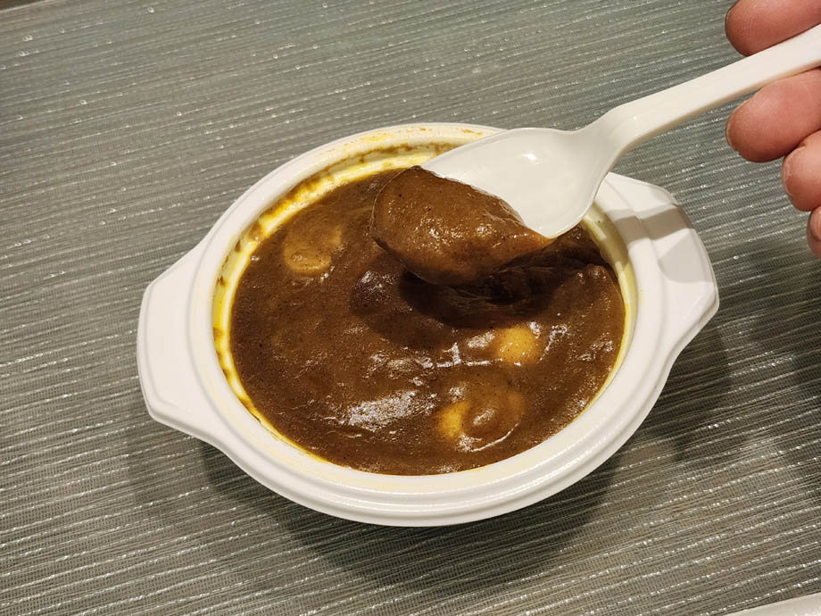 オーベルジーヌのカレーソース、スプーンで取ったところ