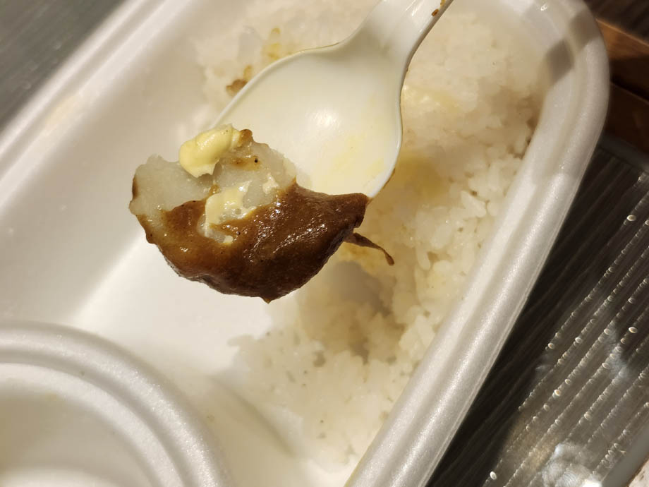 オーベルジーヌのカレーとじゃがいもをスプーンで取ったところ