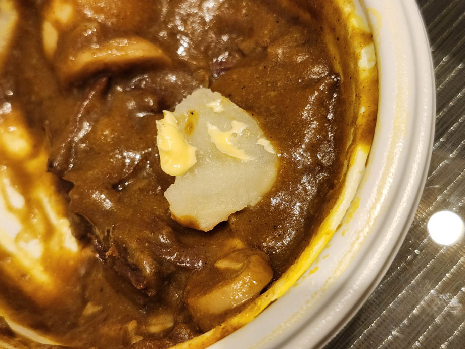 オーベルジーヌのカレーとじゃがいも
