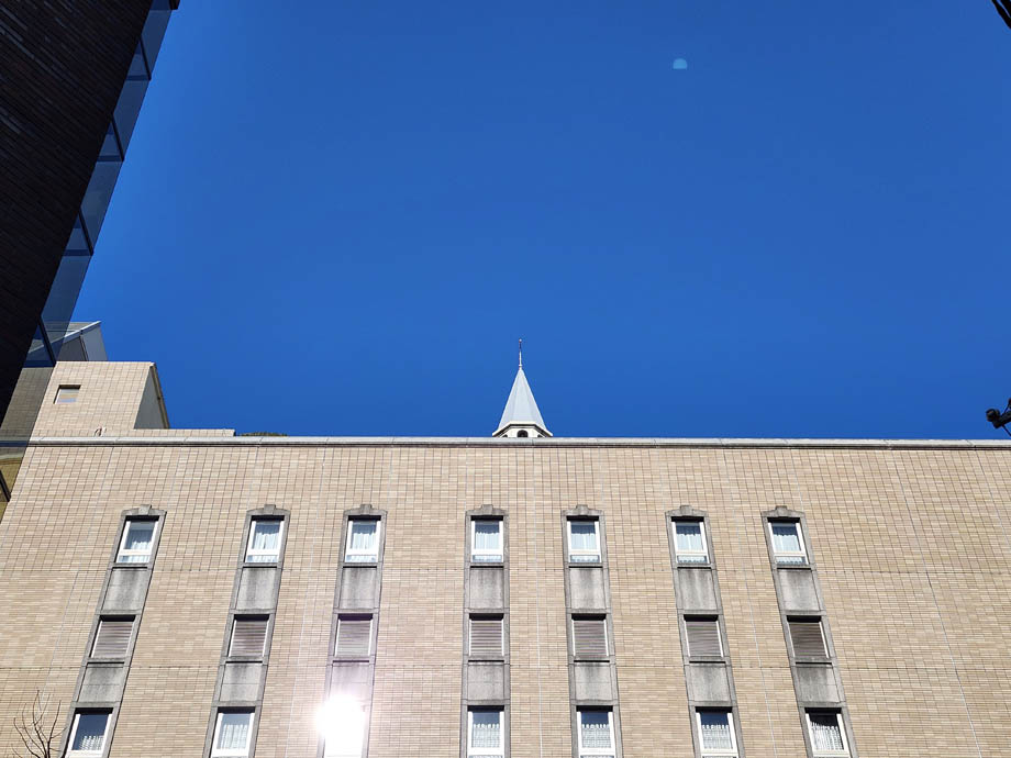 ホテルベルクラシック東京の屋上に見えるチャペルの天辺