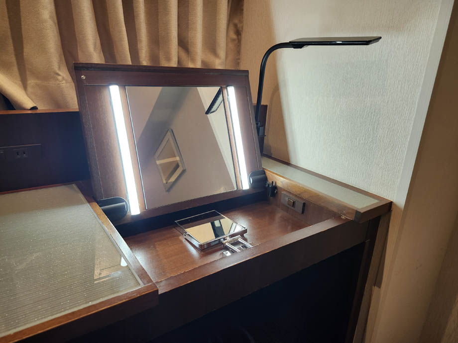 ホテルベルクラシック東京
シングルルームのデスク
スタイリングスタンドをオープン