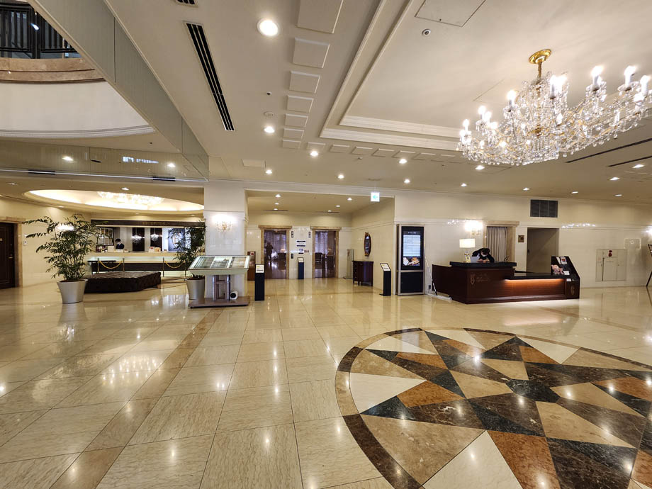 ホテルベルクラシック東京の受付とインフォメーション