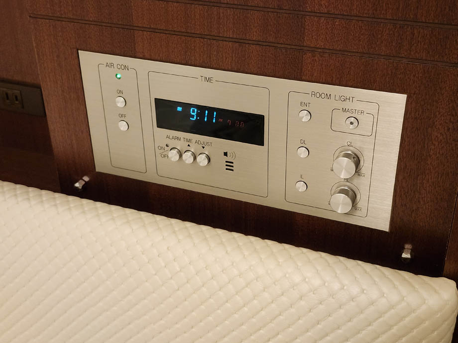 ホテルベルクラシック東京
シングルルームのアラームとライト調整ボタン