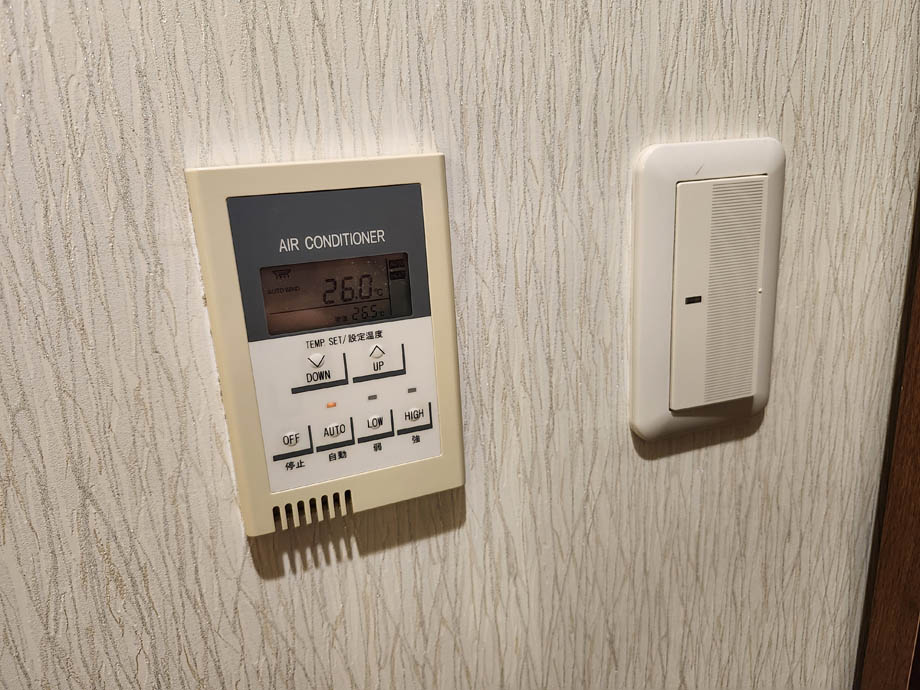 ホテルベルクラシック東京
シングルルームの空調のリモコン